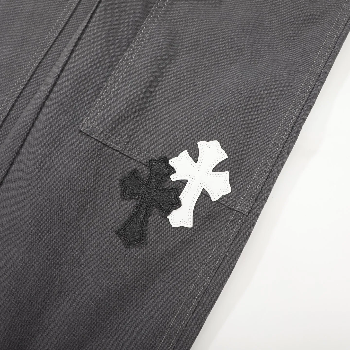 P280 Chrome hearts Cross patch leather jeans workwear logging pants Chrome hearts logging pants are here! ! ! CH Croix Heart Double Knee Cross Patch Leather Bo1 Style Logging Pants Straight-leg Work Pants B136 Croix Heart Cross Sanskrit Overalls Price 34W Level, patchwork cross pattern embellishment, high-waisted washed jeans! ! Absolutely high-end luxury products, 1.9W level god-level single products, super popular products, made by top heavy industry, not to be missed. About Zangyin, this is an extremely luxurious fashion brand, which can also be called the nobles of the high street. It has always been an exclusive brand of some hipsters or rich second generation. Compared with ordinary high streets, it is more luxurious and noble. Compared with luxury brands, it has a more fashionable personality and has always been a brand that I have a special liking for. Imported yarn is custom-woven into a high-density twill canvas, which ensures a crisp silhouette while also making the fabric feel very delicate. It follows the B01 classic silhouette, with a crisp and stylish upper body. The ready-made garments are stone-ground and fermented and can be matched with any style. Buttons and zinc are washed with genuine YKK retro metal products. Double-layered canvas on the front. Perfect details. All hardware is perfect. Size: s-XXL Color: Gray